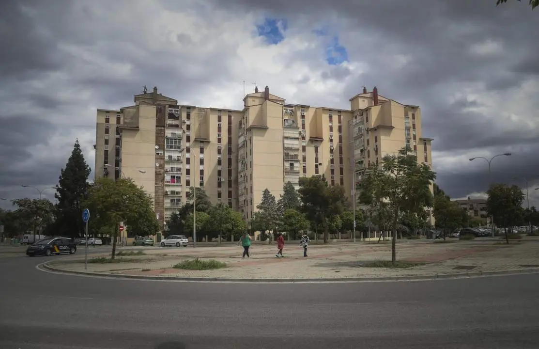 Imagen del barrio de las Tres Mil Viviendas durante el estado de alarma por la crisis del coronavirus, Covid-19. En Sevilla, (Andaluc&iacute;a, Espa&ntilde;a), a 16 de abril de 2020.  - MAR&Iacute;A JOS&Eacute; L&Oacute;PEZ / EP 