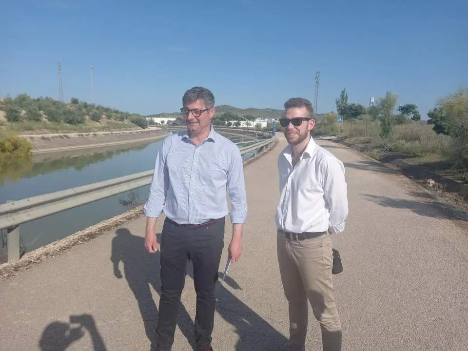 Sergio Velasco y Rafael Ruiz en la zona del camino de servicio del canal de riego Genil-Cabra.  - 