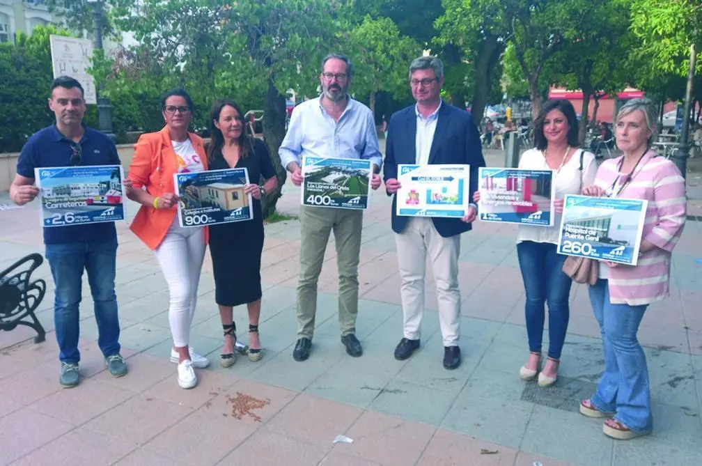 Adolfo Molina, junto a sus compa&ntilde;eros del PP, en su visita a la localidad.  - 