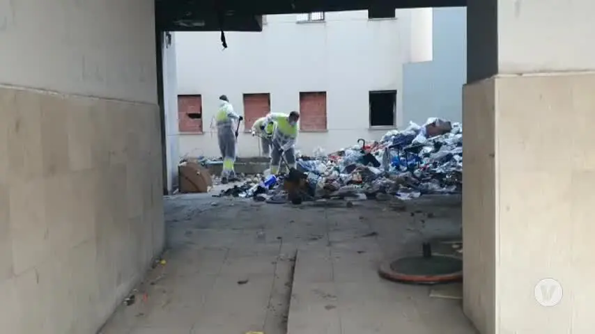 Comienza la limpieza de espacios comunes del edificio ocupado en el Secano, en Algeciras