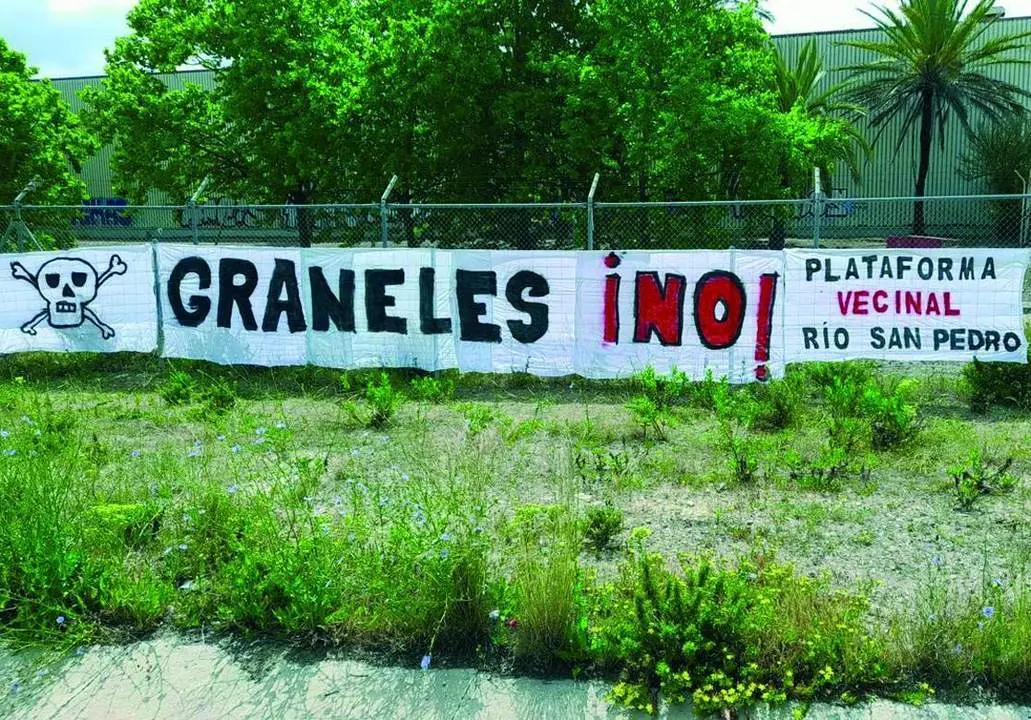 Pancarta de los vecinos del R&iacute;o San Pedro contra el proyecto de la APBC en los terrenos de Delphi.  - VIVA