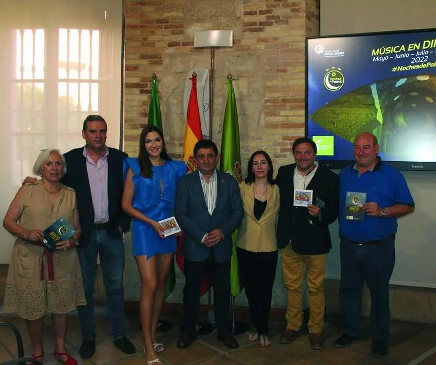 Autoridades, artistas y miembros de la Asociaci&oacute;n ALES en la presentaci&oacute;n, en Diputaci&oacute;n.   - Viva Ja&eacute;n.