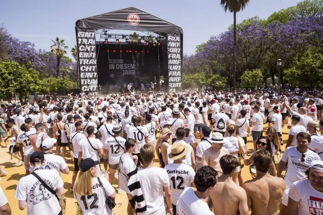 Fan zone montada con motivo de la final de la UEFA en Sevilla. - DANIEL GONZ&Aacute;LEZ ACUNA / DPA
