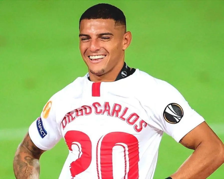 Diego Carlos durante la celebraci&oacute;n de la Europa League de 2020. - laliga