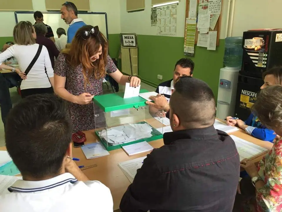 Una joven jiennense votando - VIVA JA&Eacute;N