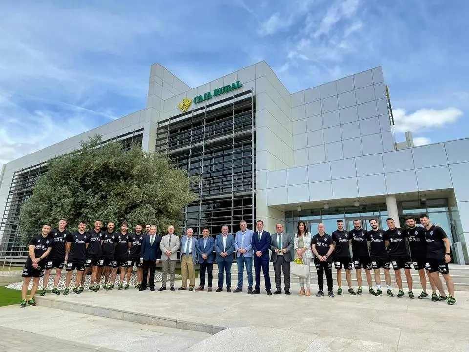 En la recepci&oacute;n al Club en la sede de la Caja Rural de Ja&eacute;n.    - Viva Ja&eacute;n.