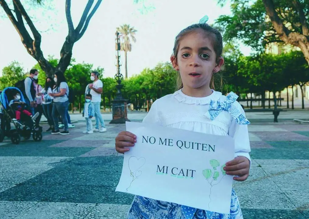 La peque&ntilde;a Emma, usuaria del CAIT San Juan Grande, en una concentraci&oacute;n del pasado a&ntilde;o.  - Viva 