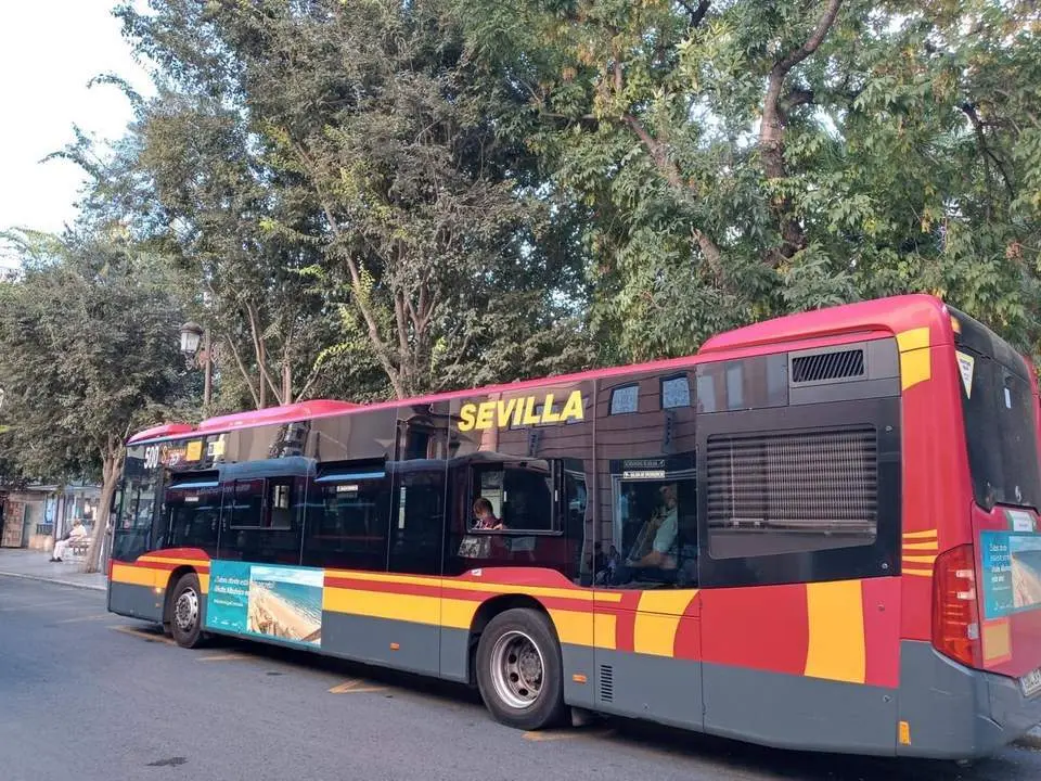 Un autob&uacute;s de Tussam en la Plaza del Duque.  - AG