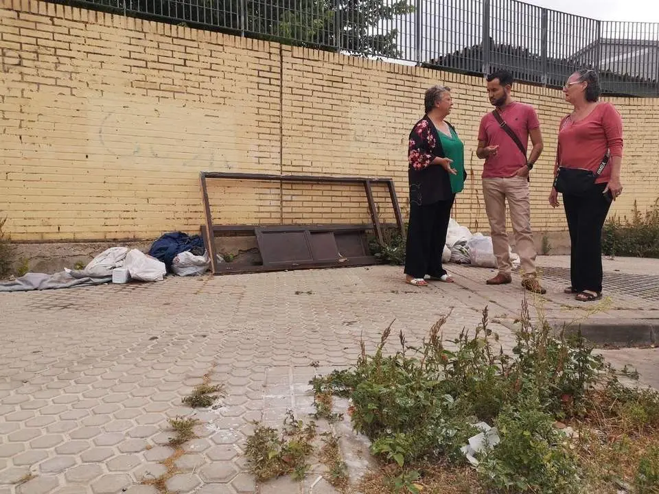 El portavoz municipal de la coalici&oacute;n IU-Podemos, Daniel Gonz&aacute;lez Rojas, visita El Cerro ante las denuncias del vecindario en materia de limpieza y jardiner&iacute;a. - IU
