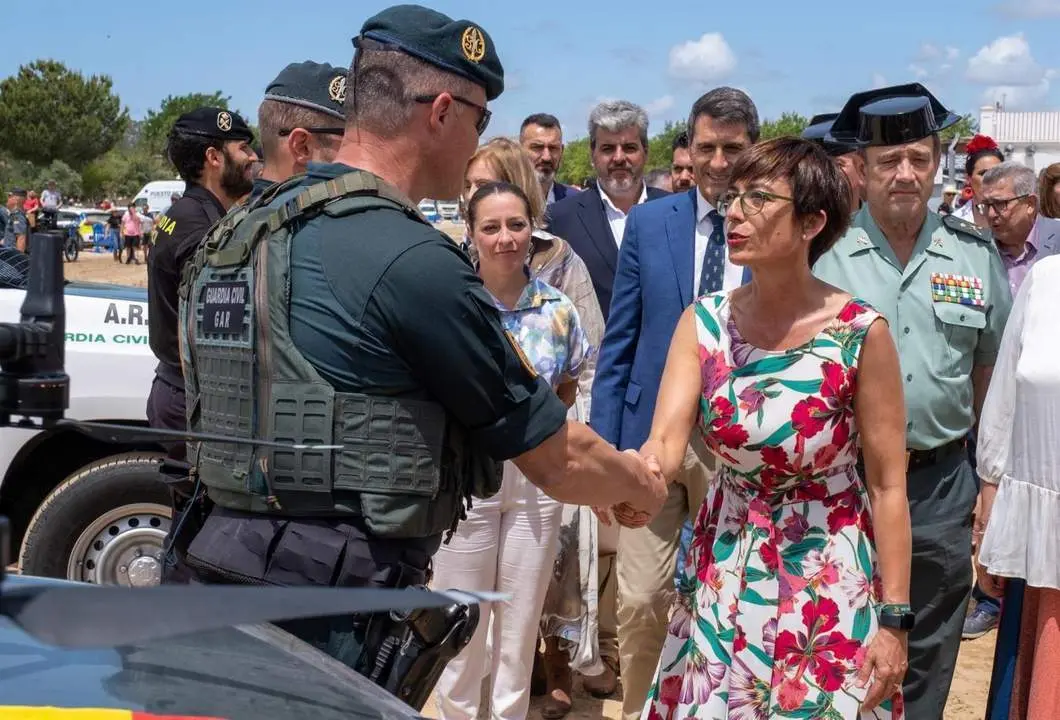 La directora general de la Guardia Civil, Mar&iacute;a G&aacute;mez, saluda a un efectivo del Grupo de Acci&oacute;n R&aacute;pida destinado a El Roc&iacute;o. - VH