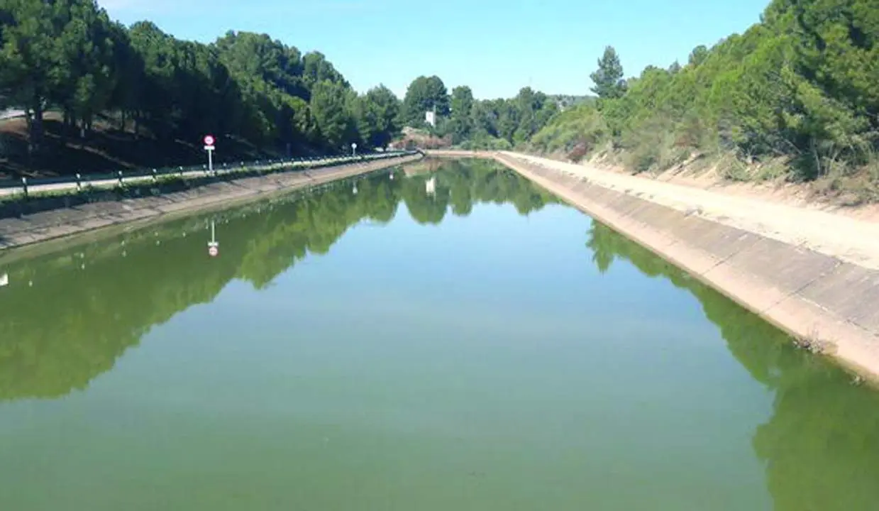 Vista del canal de riego Genil-Cabra en las inmediaciones de Cordobilla.       - 