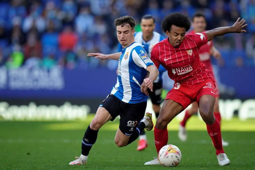 El defensa del Sevilla, Kound&eacute;, durante el duelo contra el Espanyol. - efe