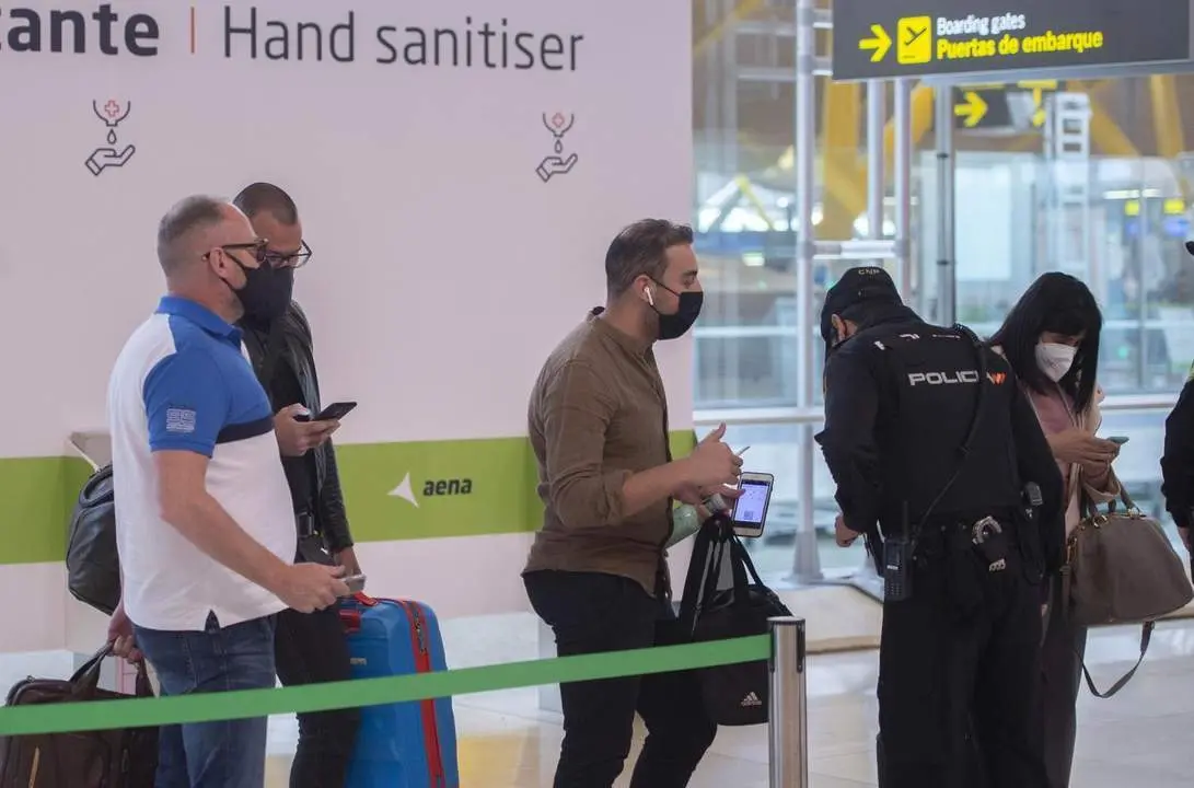 polic&iacute;a nacional en un aeropuerto. - EP