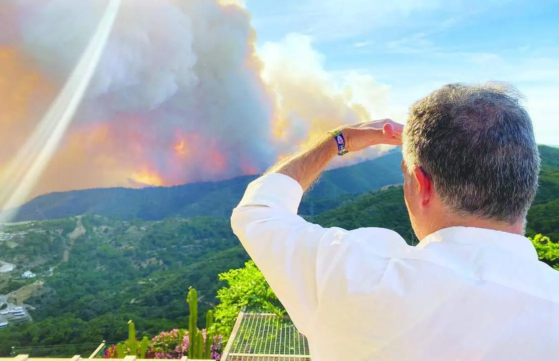 El cosnejero de Presidencia observa el incendio. - Junta de Andaluc&iacute;a