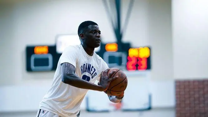 Nzosa se ejercita en las instalaciones de los Hornets y mantiene su sue&ntilde;o de jugar en la NBA este a&ntilde;o. - HORNETS