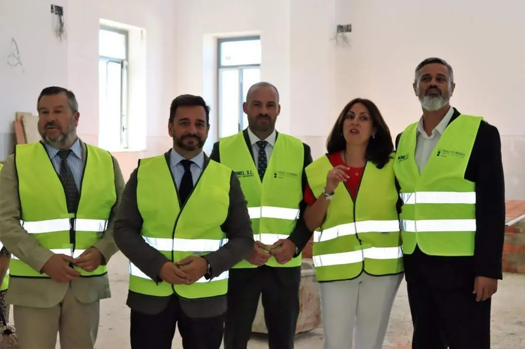 El consejero de Educaci&oacute;n y Deporte, Manuel Alejandro Cardenete, en su visita al IES La R&aacute;bida de Huelva. - VH