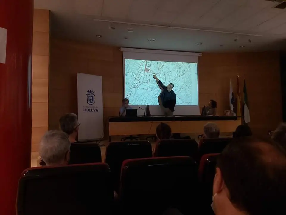 Manuel G&oacute;mez muestra los detalles del proyecto a los vecinos de La Merced. - CARMEN BARAHONA