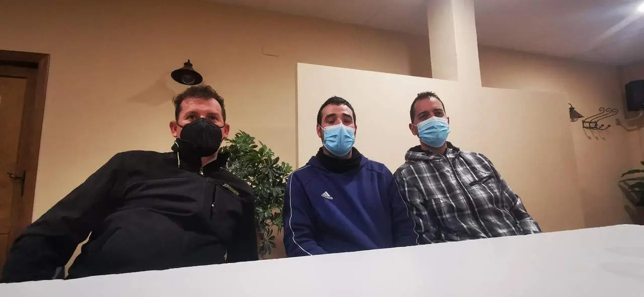 Juan Jos&eacute; Ram&iacute;rez, en una imagen de archivo, junto a otros vecinos afectados por sentencias judiciales. - 