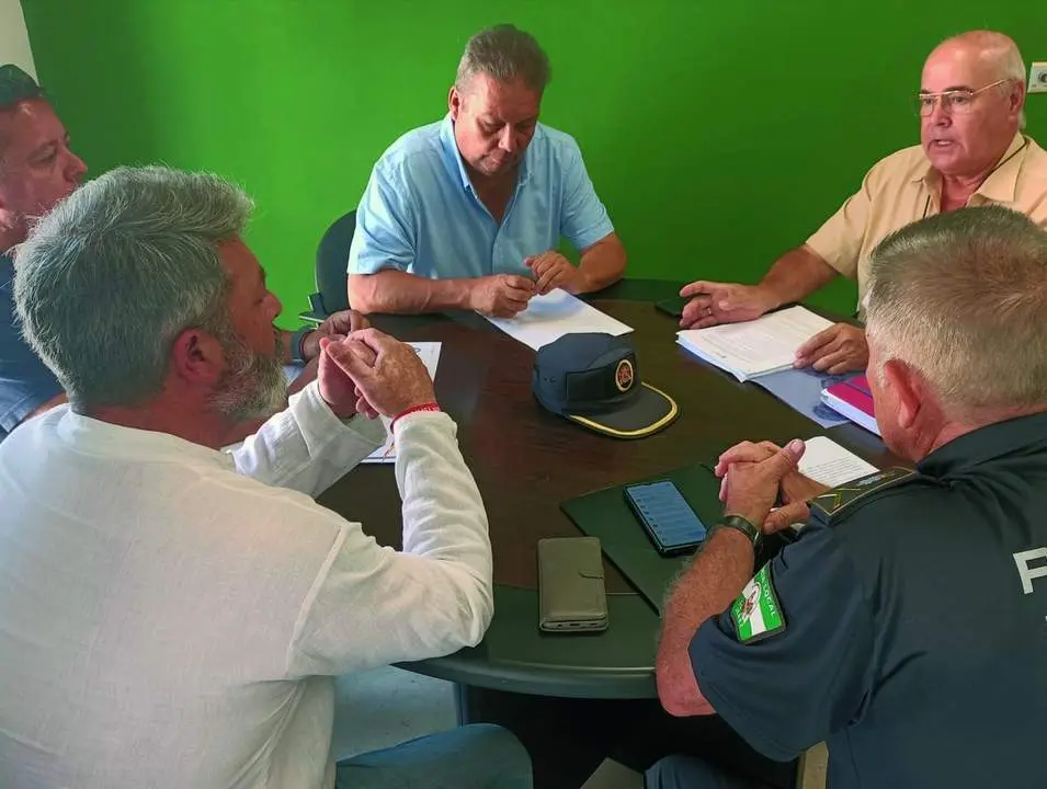 Los vecinos reunidos con el delegado de Seguridad este jueves.  - Jerez.es