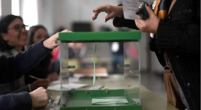 Una urna en las &uacute;ltimas elecciones auton&oacute;micas. - EFE