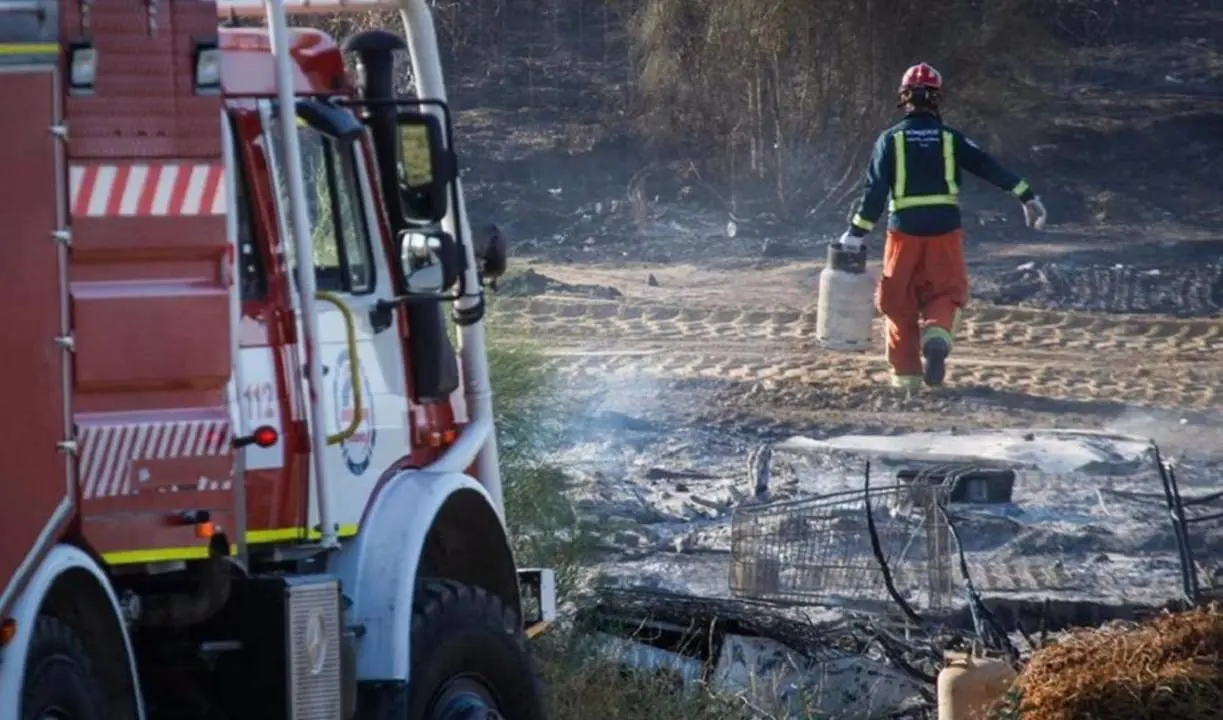 Imagen de archivo de bomberos en un incendio. - Junta