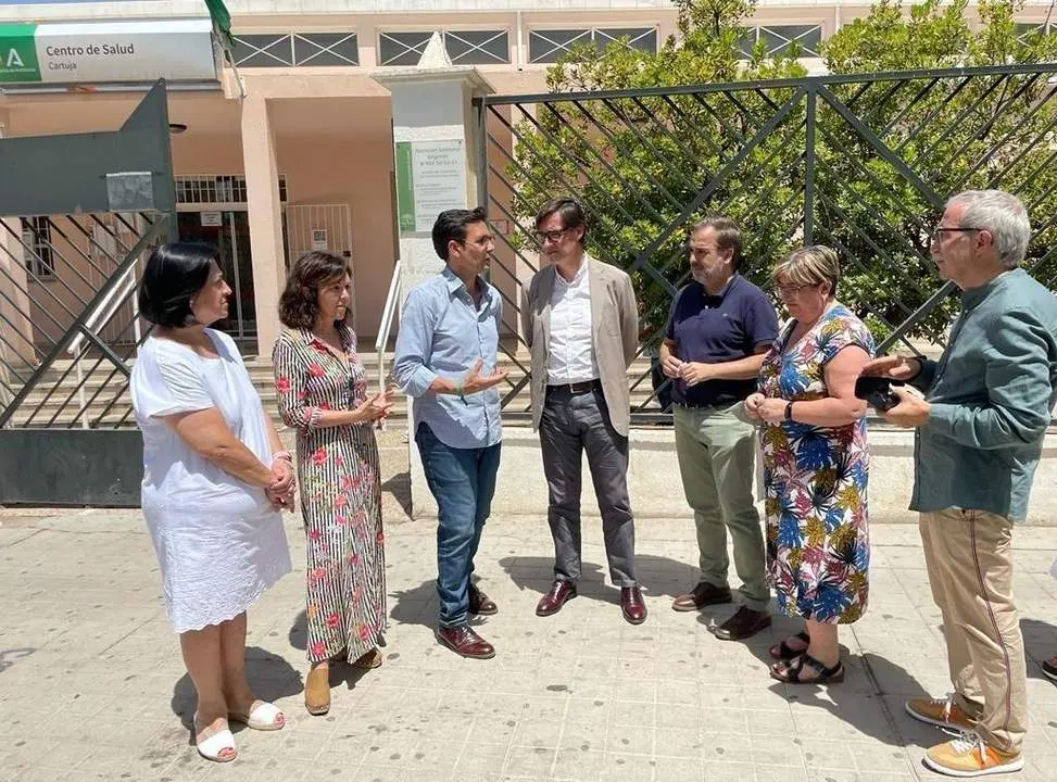 Illa, -en el centro de la imagen- este s&aacute;bado en Granada, junto al alcalde, Paco Cuenca. - Psoe