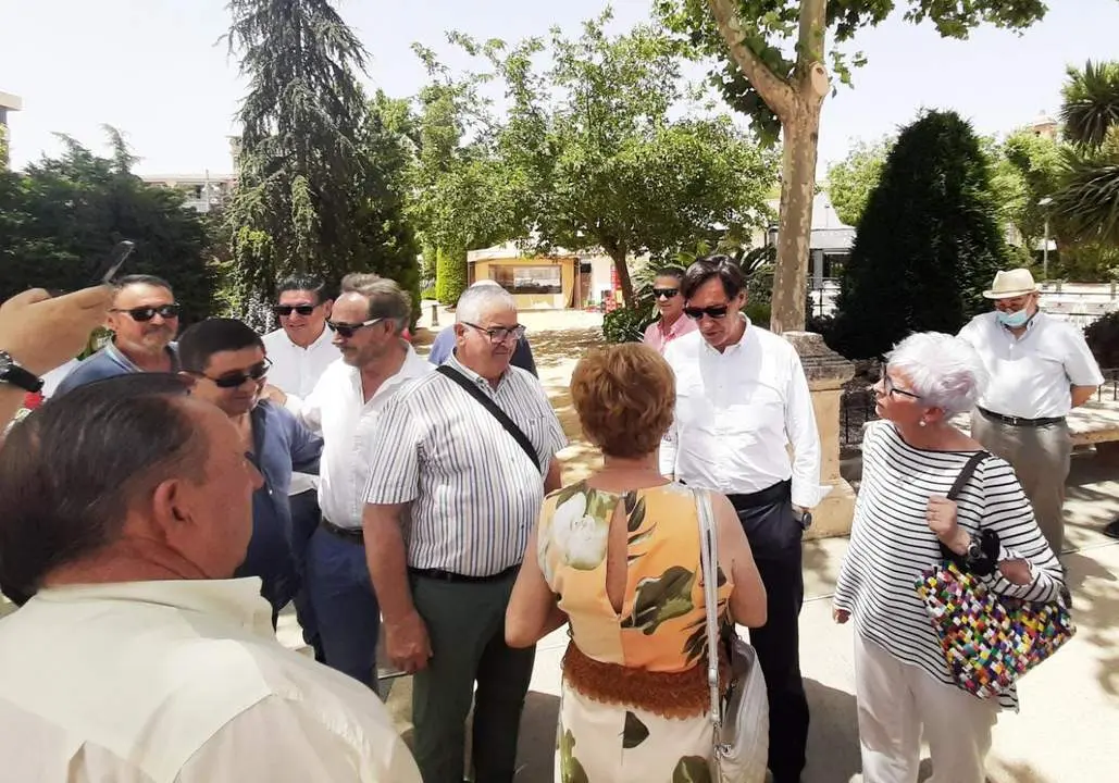 Salvador Illa conversa con simpatizantes en el Paseo de los &Aacute;lamos, a su llegada, en la tarde de este domingo.  - JJM