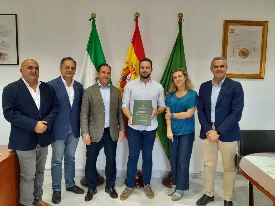 Entrega de las tapas del preg&oacute;n a Carlos Gomez Lopez. - A.I.