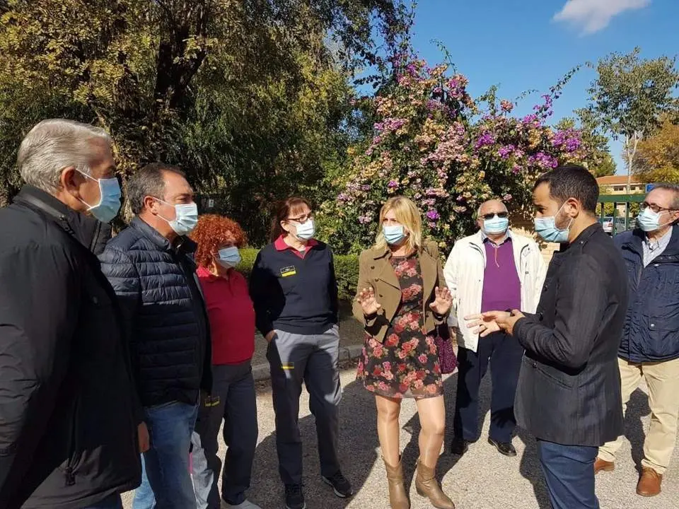 El portavoz de IU-Podemos, Daniel Gonz&aacute;lez Rojas, se re&uacute;ne con representantes de la comunidad educativa.  - IU