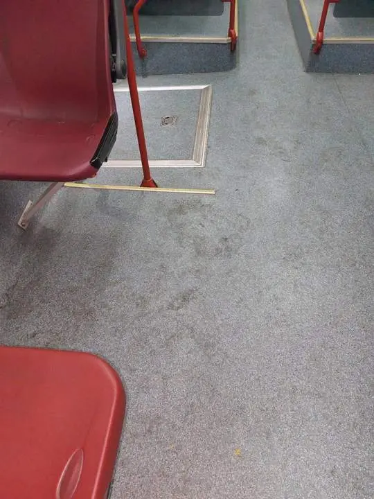 Suelo de uno de los autobuses de Tussam. - ASC