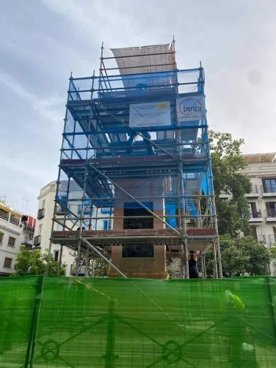 Trabajos de mantenimiento en el monumento a Daoiz de la Plaza de la Gavidia.  - AYTO
