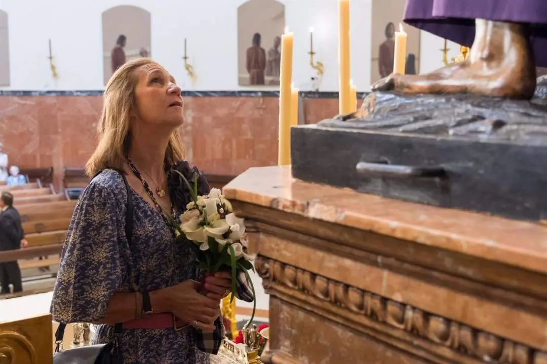 La Infanta Elena reza ante el Se&ntilde;or del Gran Poder con ocasi&oacute;n de una visita privada a la Bas&iacute;lica. - HDAD GRAN PODER 