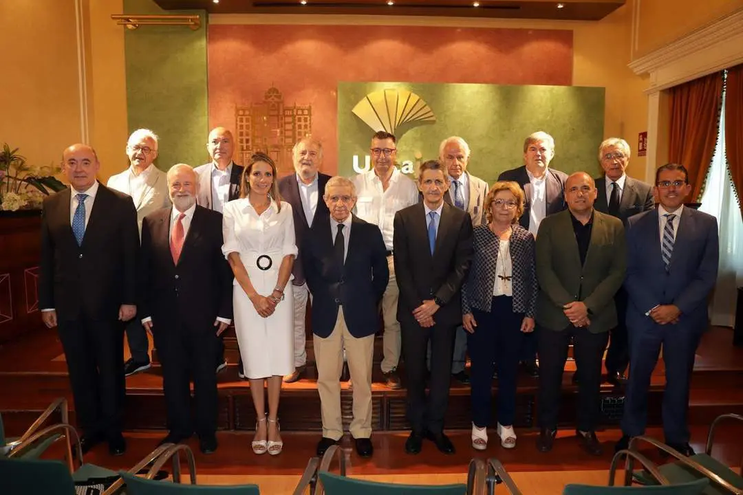 Medel, en el centro, tras la reuni&oacute;n del Patronato. - Fundaci&oacute;n Unicaja