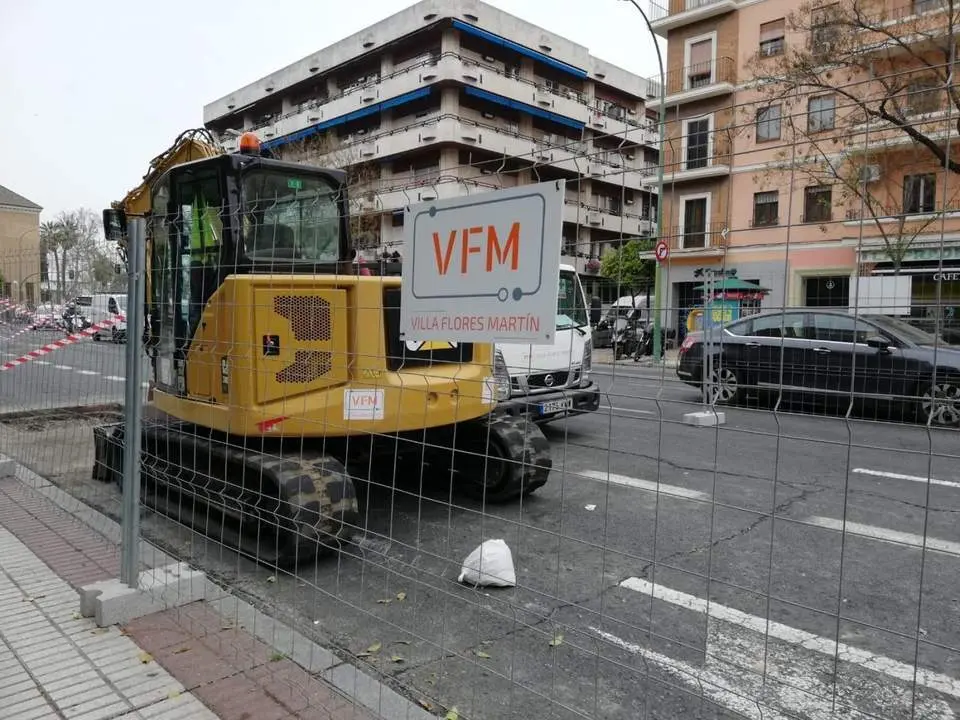  Imagen de archivo de m&aacute;quinas por las obras de la segunda fase de traslado del carril bici a la calzada en la Ronda Hist&oacute;rica, en el tramo entre el Arco de la Macarena. - JOSE ANTONIO HERENCIA 