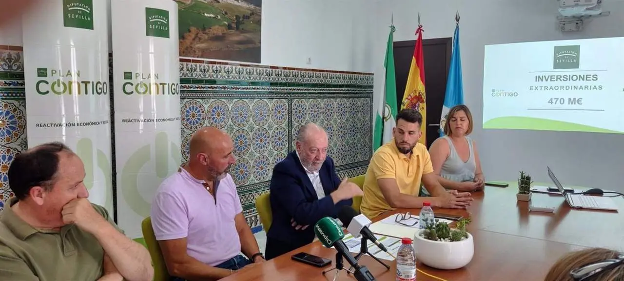 El presidente de la Diputaci&oacute;n, Fernando Rodr&iacute;guez Villalobos, se ha reunido con el alcalde de Montellano, Curro Gil. - DIPUTACION SEVILLA