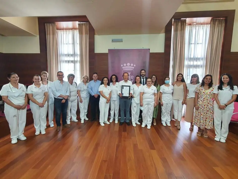 Foto de familia tras recibir el certificado. - A.I.
