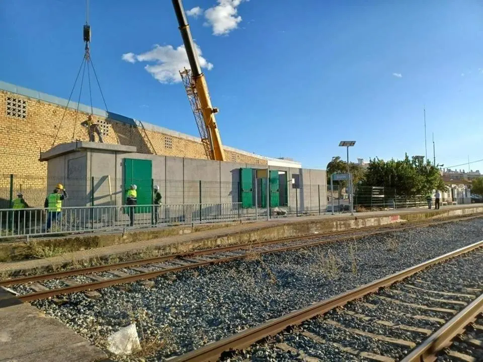 Operarios trabajando en la estaci&oacute;n de Arahal.  - ADIF