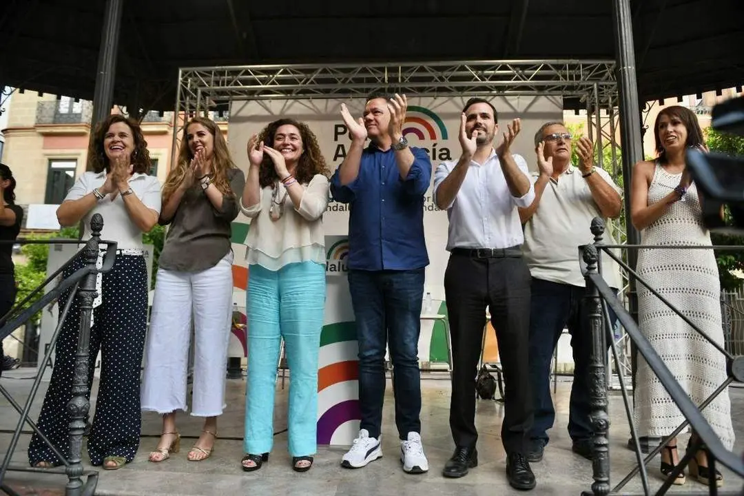 Inmaculada Nieto y Alberto Garz&oacute;n, a la finalizaci&oacute;n del mitin.  - Andaluc&iacute;a Informaci&oacute;n