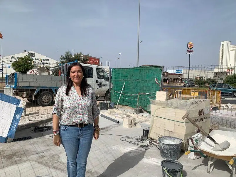 Ana Carrillo, concejala de Turismo, en la zona de las obras.   - 