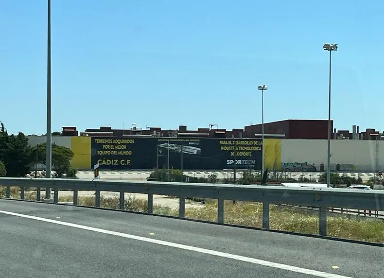Cartel colocado por el C&aacute;diz CF en los antiguos terrenos de Delphi recordando su propiedad. - VIVA