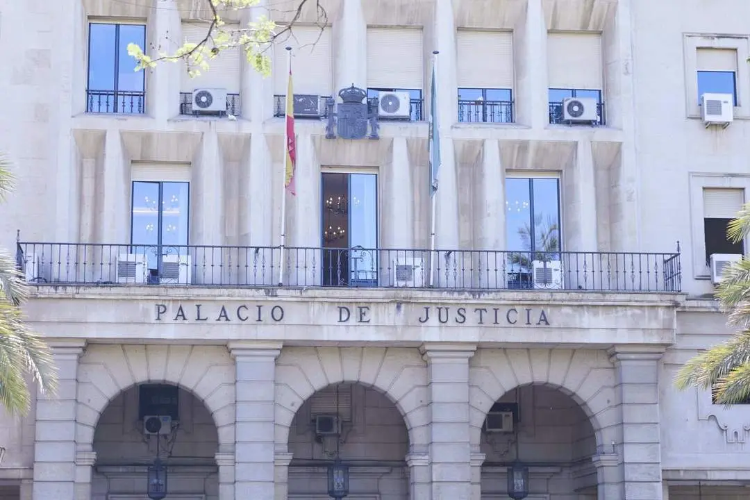Detalle de la fachada principal de la Audiencia Provincial de Sevilla . - JOAQU&Iacute;N CORCHERO / EP 