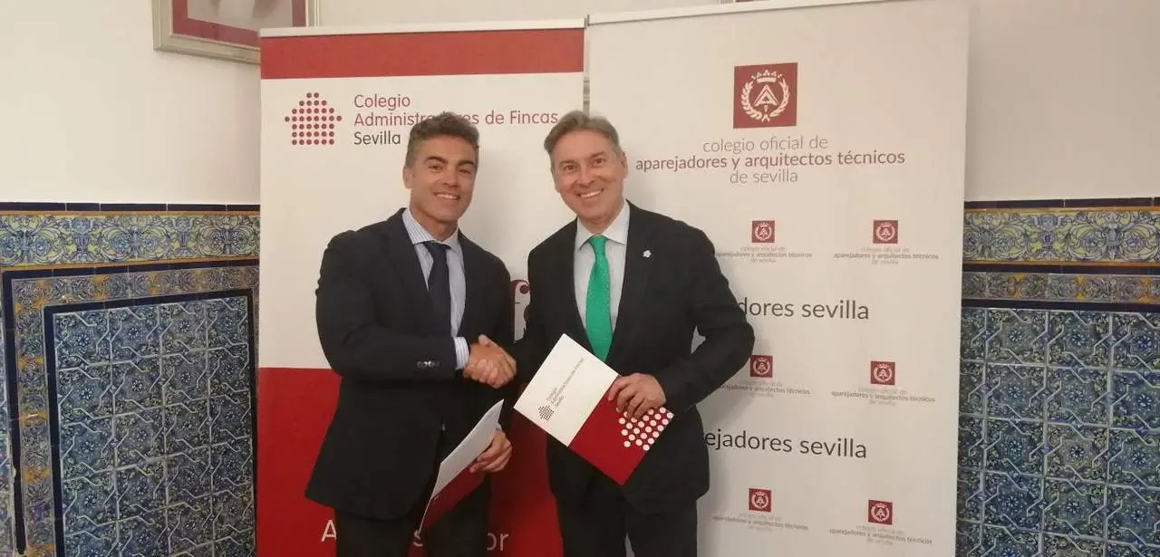 La firma del acuerdo. - COAAT-Sevilla