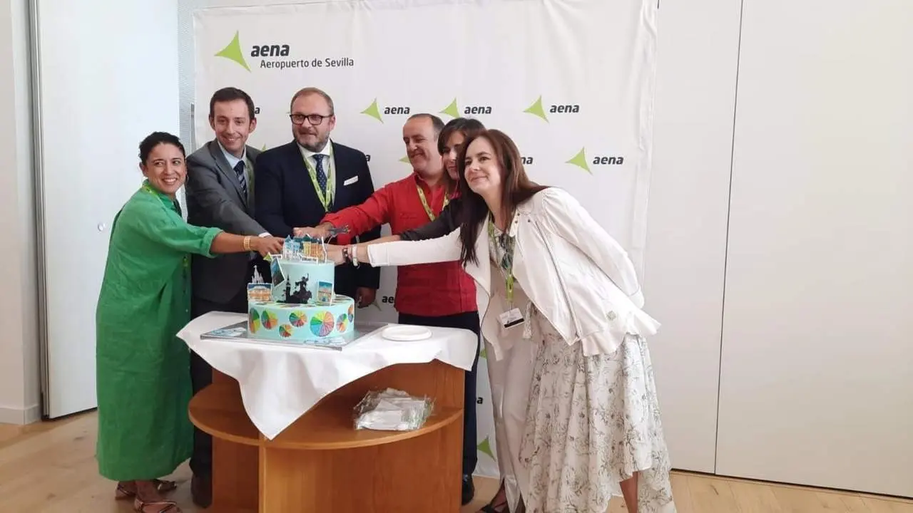 El c&oacute;nsul general de Ruman&iacute;a; el delegado de Turismo; la directora de Promoci&oacute;n Internacional and Nice de Sevilla City Office. - AENA