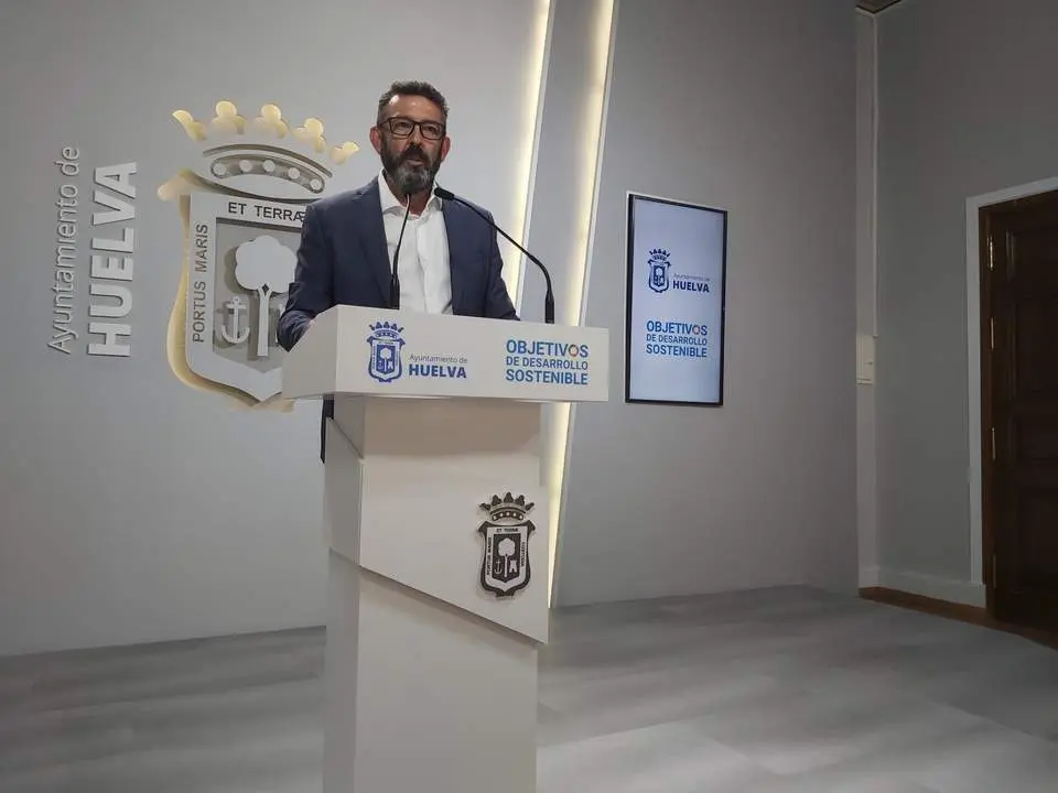 Luis Albillo en rueda de prensa cuando era concejal con Gabriel Cruz. | C. Barahona.
