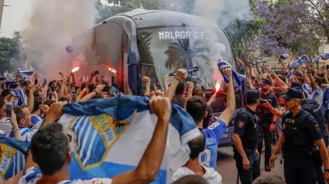 La afici&oacute;n recib&iacute;a as&iacute; al equipo antes del decepcionante 0-1 contra el Burgos, con r&eacute;cord de aforo. - MCF