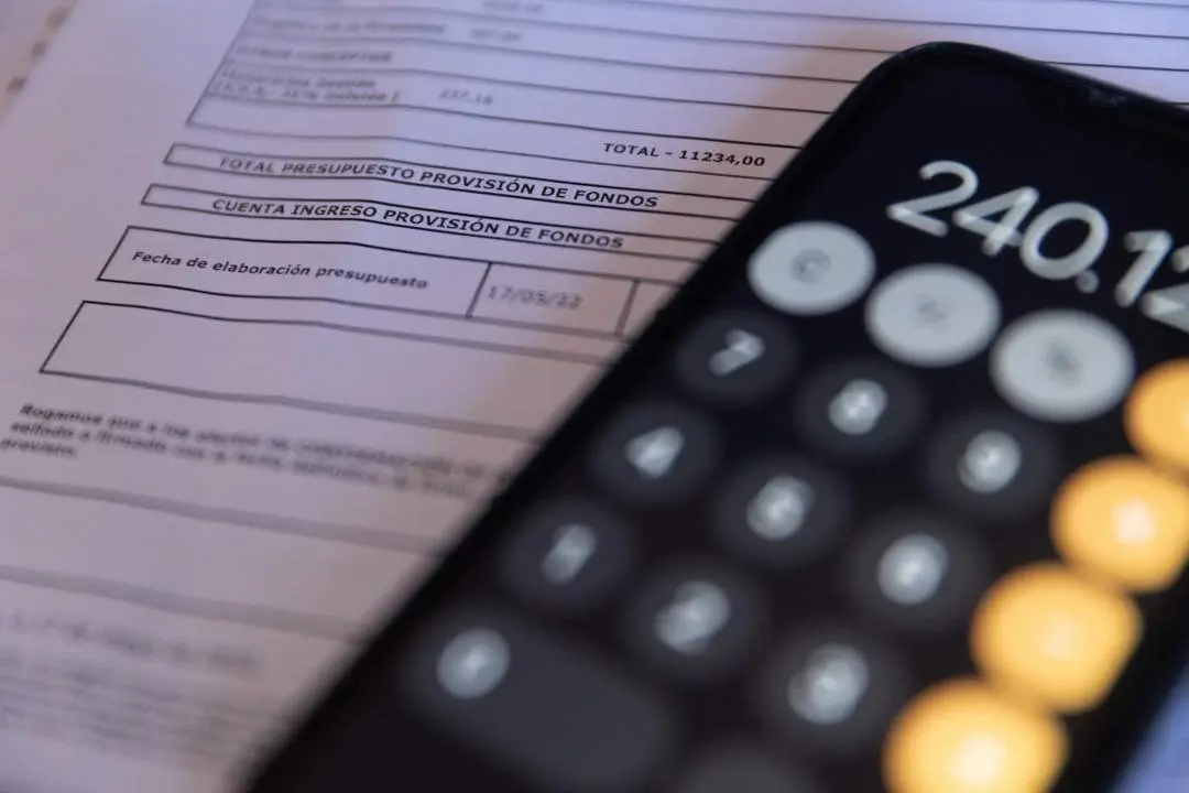 Una calculadora y una escritura de compraventa. | Europa Press.