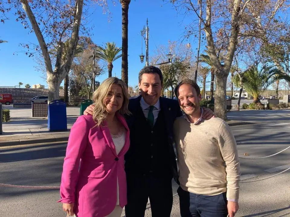 Juanma Moreno, flanqueado por &Eacute;rik Dom&iacute;nguez y Elena Gonz&aacute;lez. - VIVA JA&Eacute;N