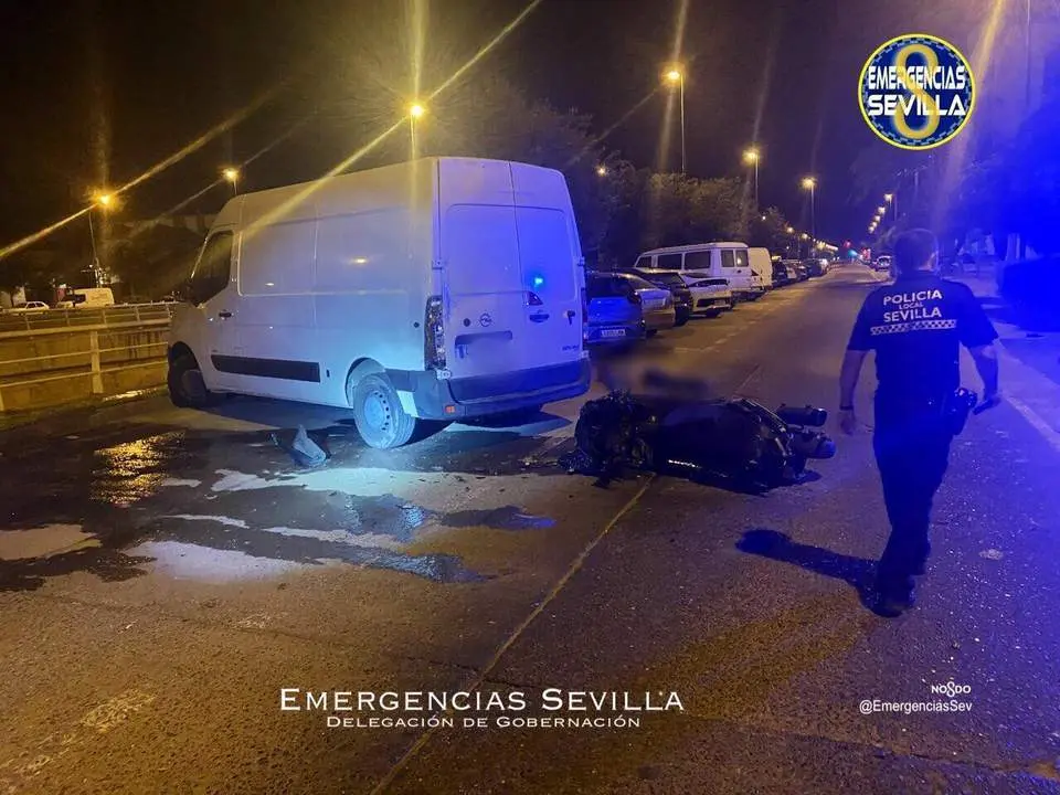 Los restos de la moto y los veh&iacute;culos con los que choc&oacute;. - @Emergenciassev