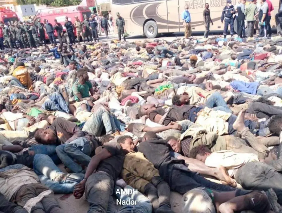 Personas hacinadas tras la represi&oacute;n policial en Marruecos. - AMDH-NADOR