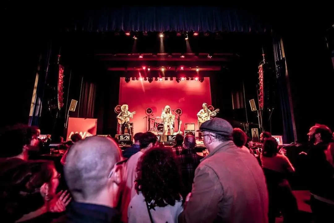 Foto de archivo de un concierto en el Teatro Alameda de Sevilla. - MONKEY WEEK SON ESTRELLA GALICIA